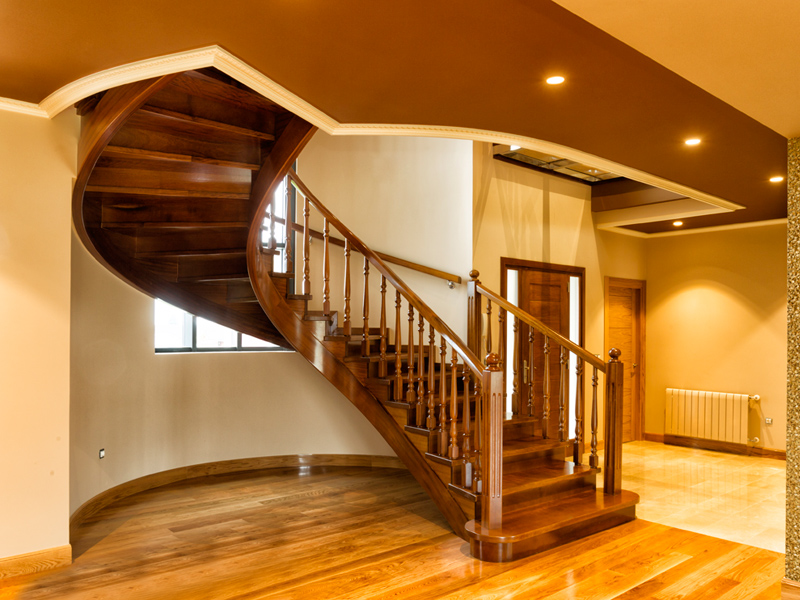 Escalera en madera de iroco de tres radiales con pasamanos  torneado