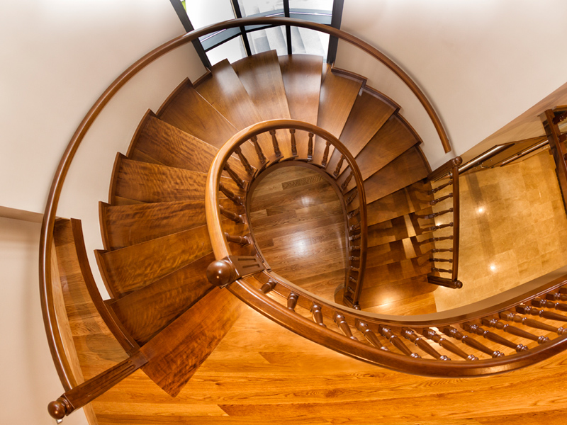 Escalera en madera de iroco de tres radiales con pasamanos  torneado